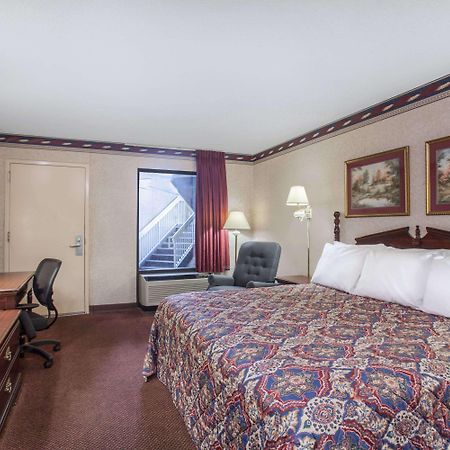 Days Inn By Wyndham Saint Pauls Εξωτερικό φωτογραφία
