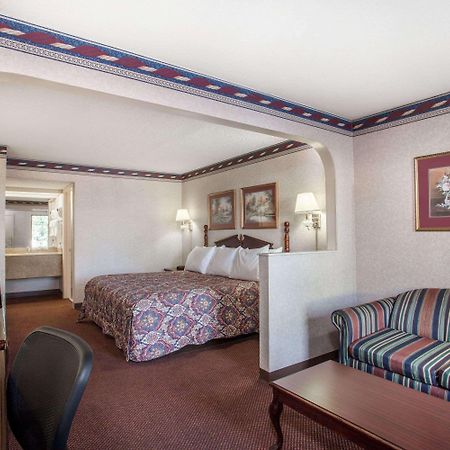 Days Inn By Wyndham Saint Pauls Δωμάτιο φωτογραφία