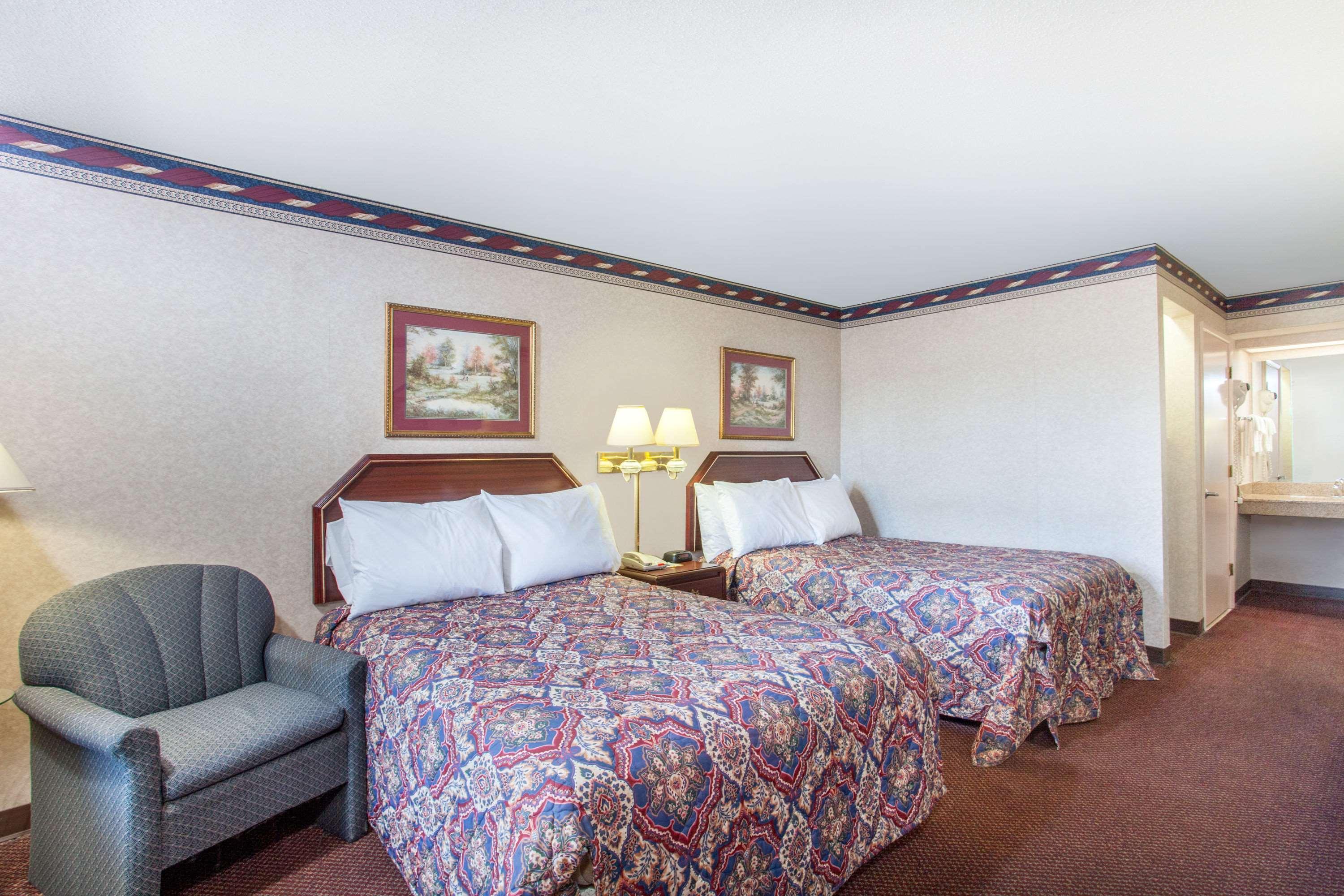 Days Inn By Wyndham Saint Pauls Εξωτερικό φωτογραφία