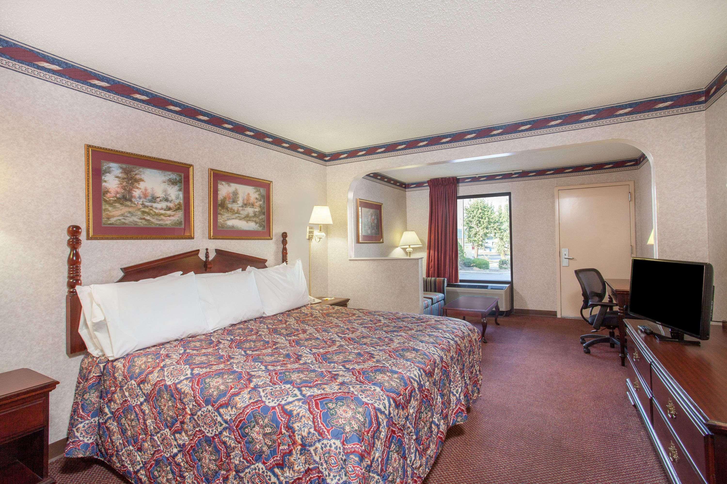 Days Inn By Wyndham Saint Pauls Εξωτερικό φωτογραφία
