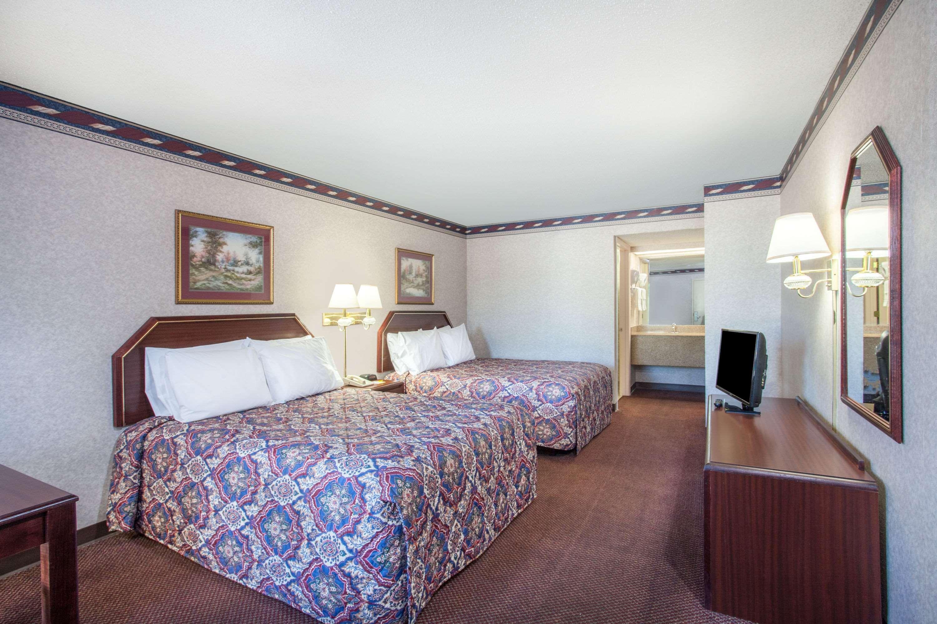 Days Inn By Wyndham Saint Pauls Εξωτερικό φωτογραφία