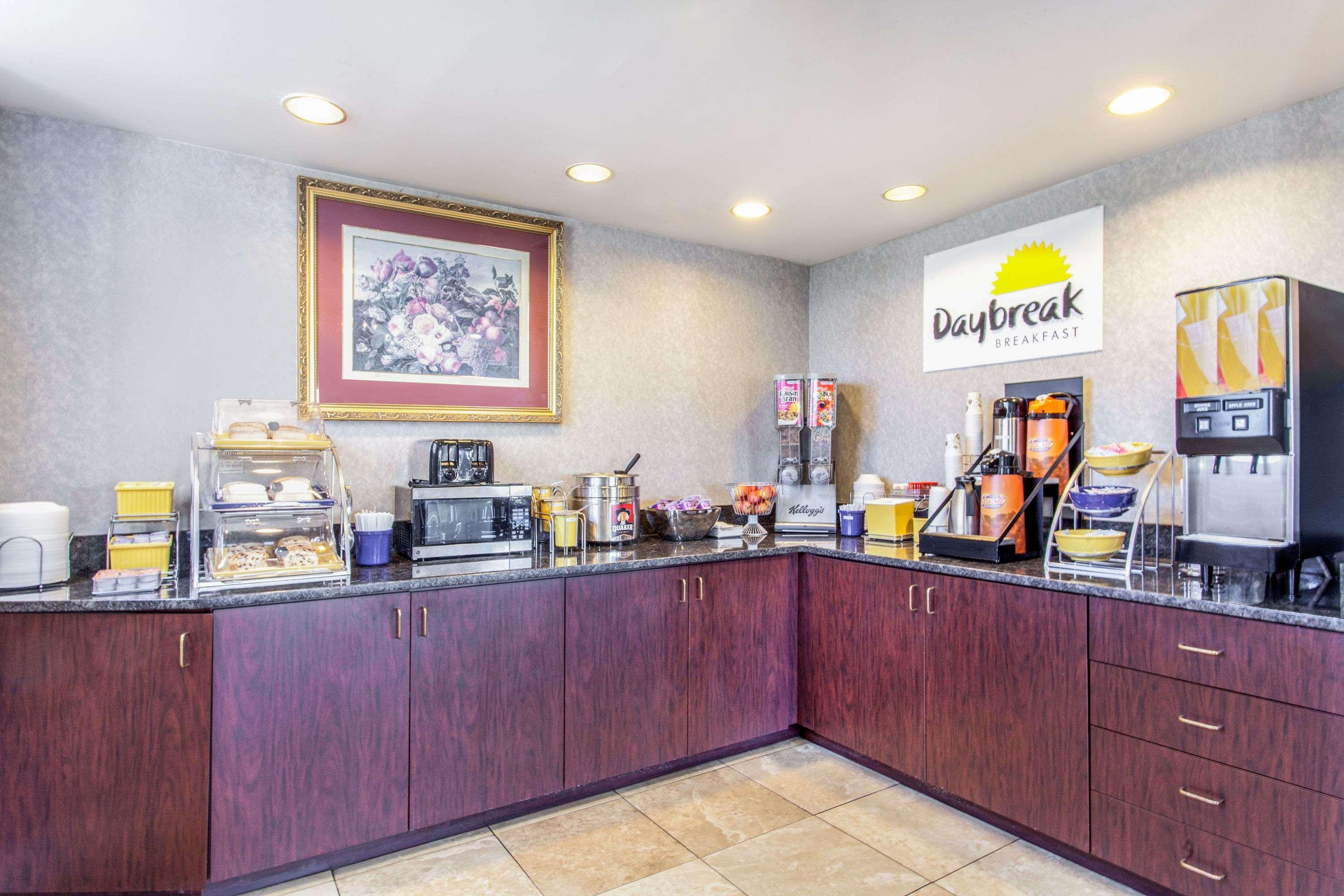 Days Inn By Wyndham Saint Pauls Εξωτερικό φωτογραφία