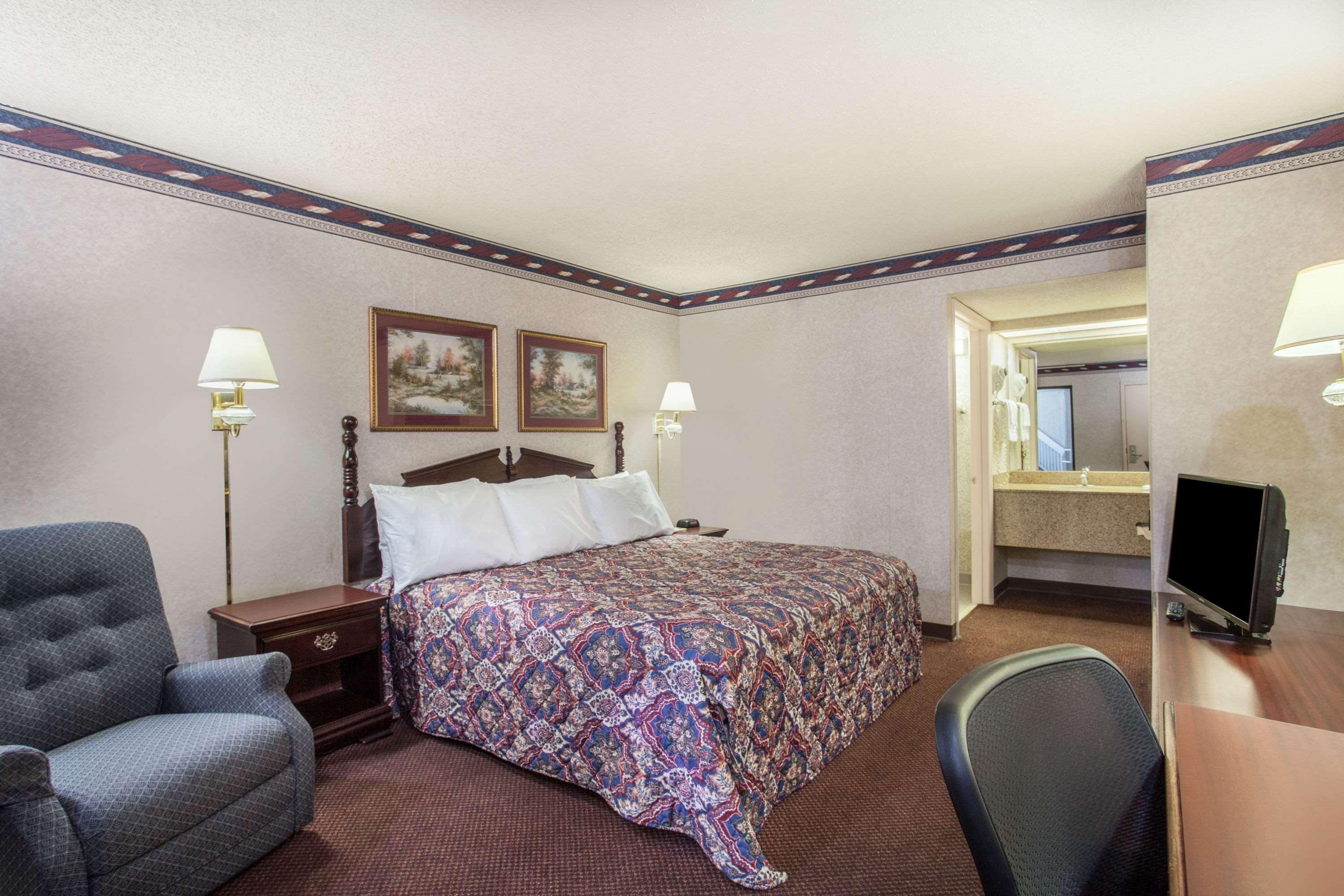 Days Inn By Wyndham Saint Pauls Εξωτερικό φωτογραφία