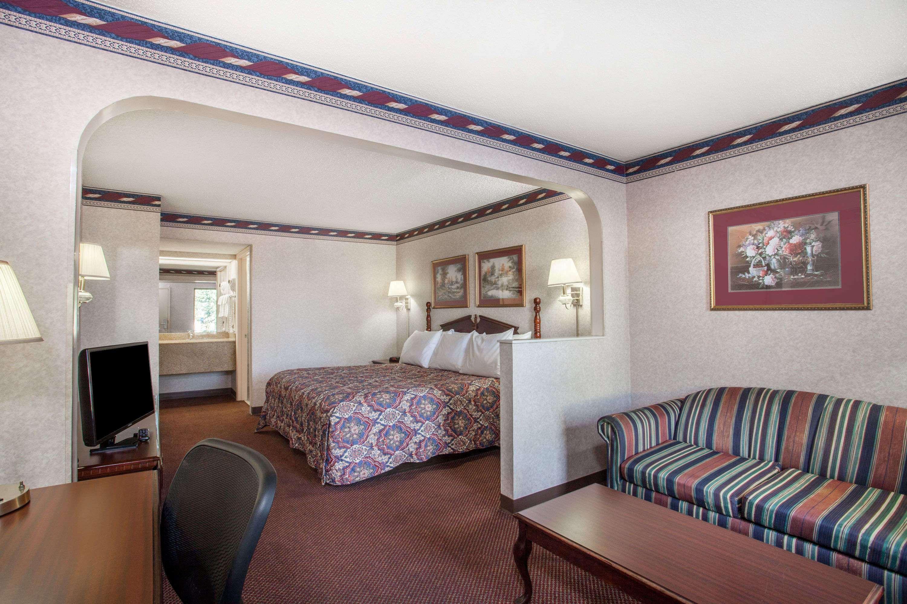 Days Inn By Wyndham Saint Pauls Δωμάτιο φωτογραφία