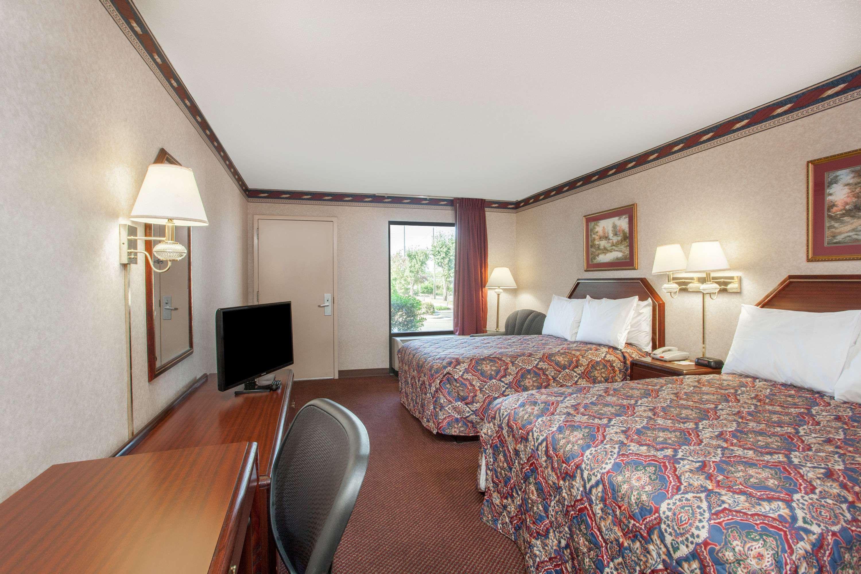 Days Inn By Wyndham Saint Pauls Εξωτερικό φωτογραφία