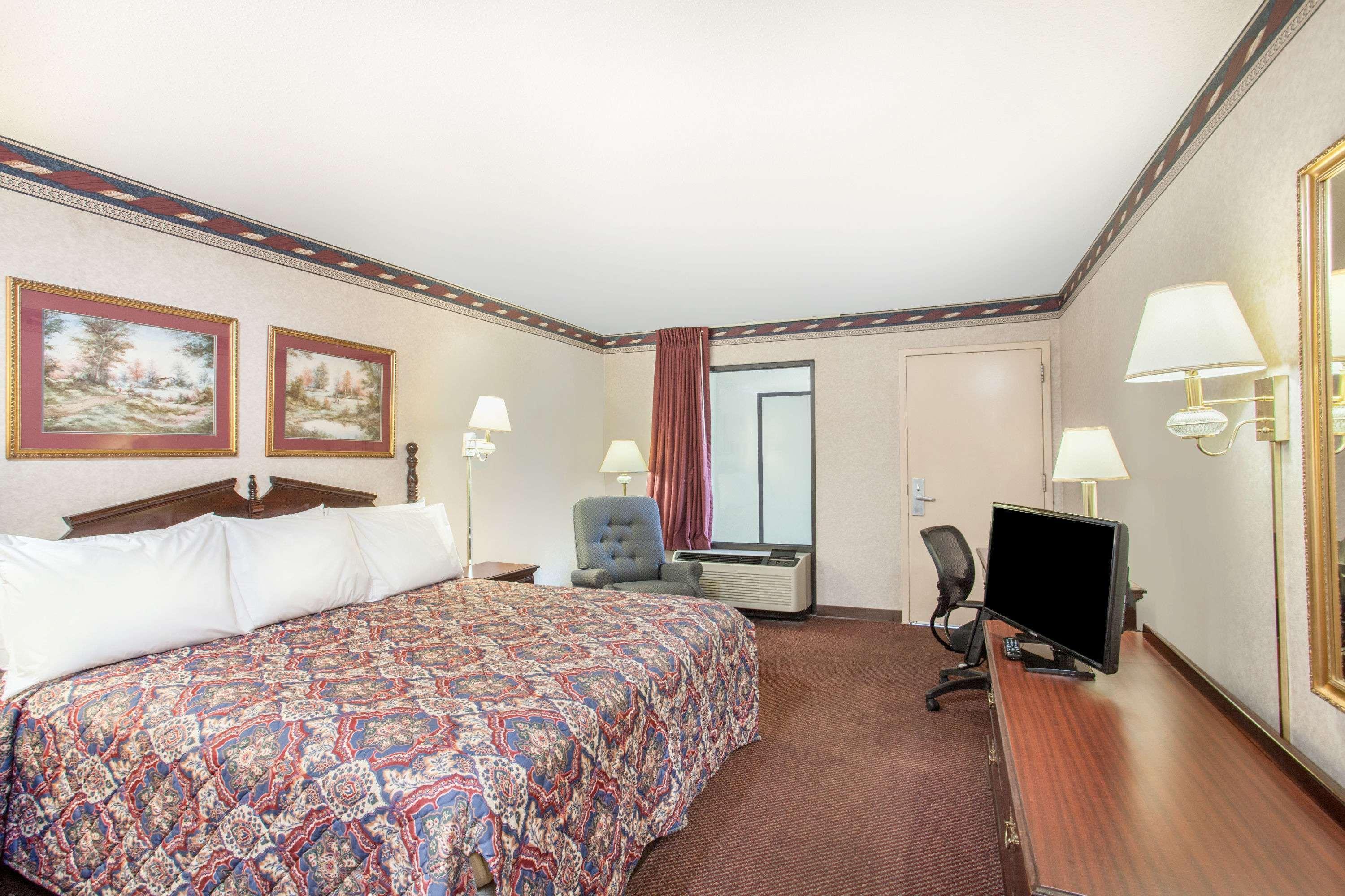 Days Inn By Wyndham Saint Pauls Εξωτερικό φωτογραφία