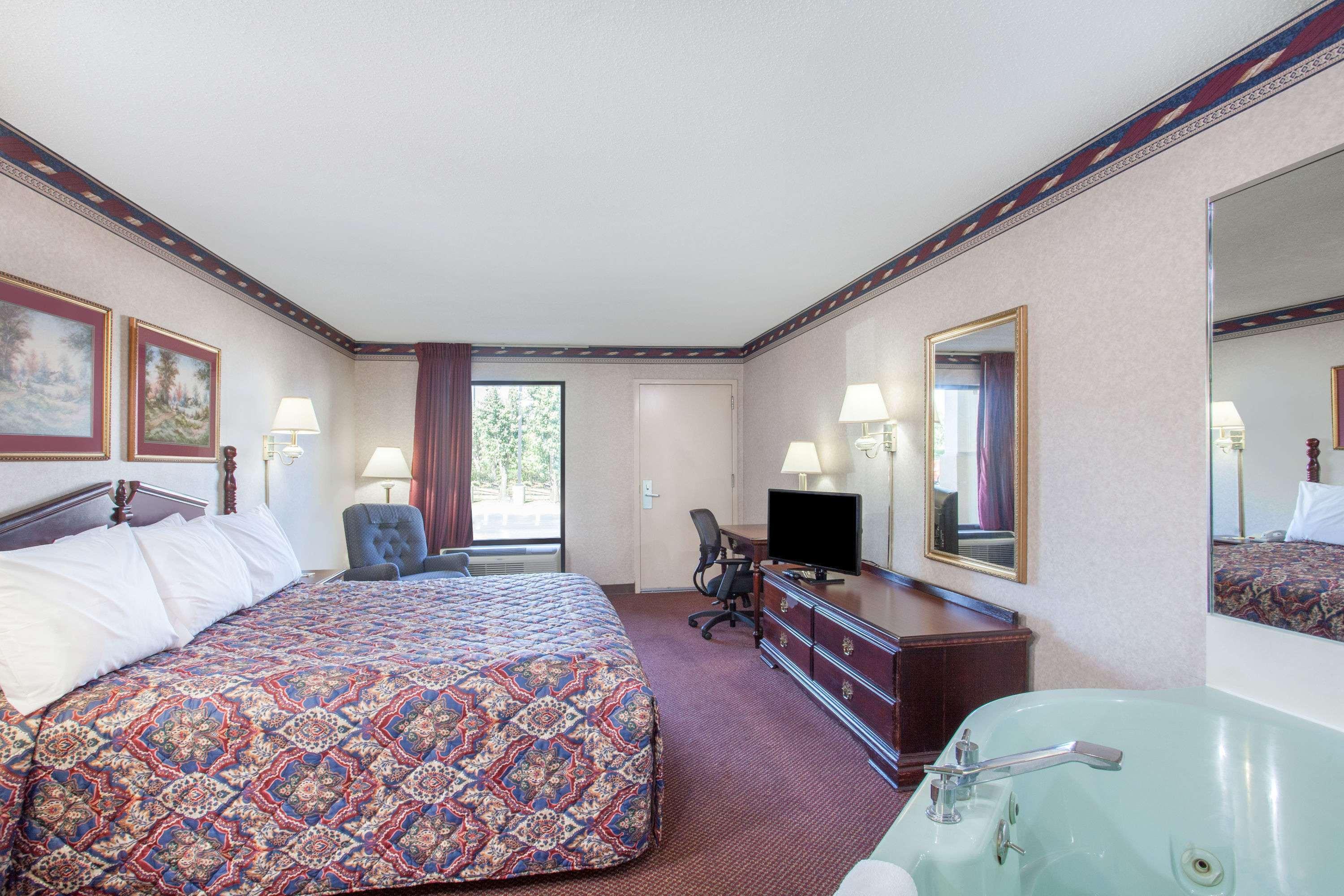 Days Inn By Wyndham Saint Pauls Εξωτερικό φωτογραφία