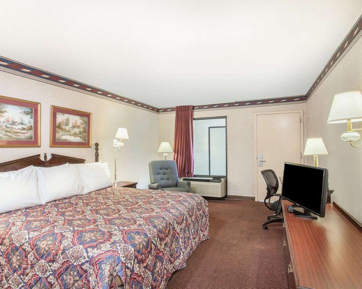 Days Inn By Wyndham Saint Pauls Εξωτερικό φωτογραφία