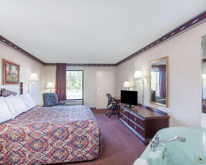 Days Inn By Wyndham Saint Pauls Εξωτερικό φωτογραφία