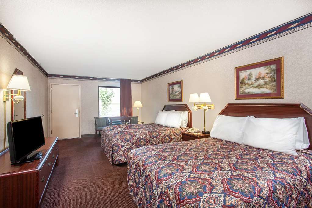 Days Inn By Wyndham Saint Pauls Δωμάτιο φωτογραφία
